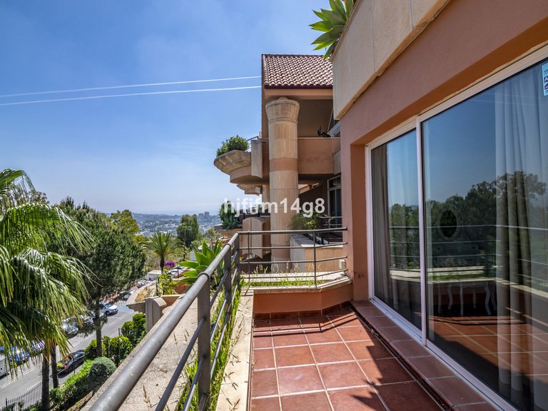 Apartment for Sale in Nueva Andalucía, Malaga 21