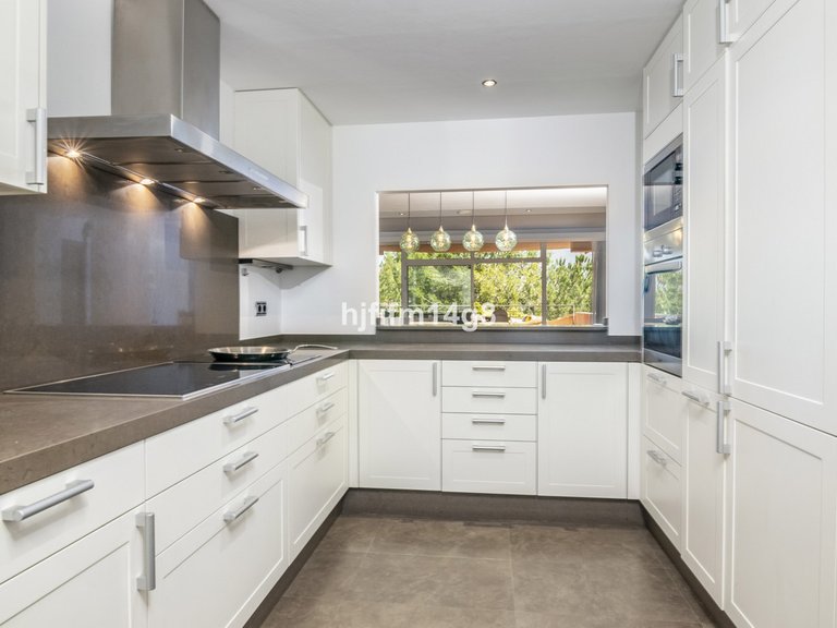 Apartment for Sale in Nueva Andalucía, Malaga 6