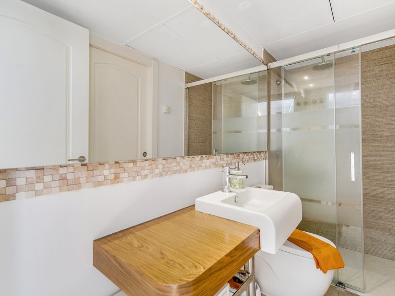 Villa for Sale in The Golden Mile, Malaga 19