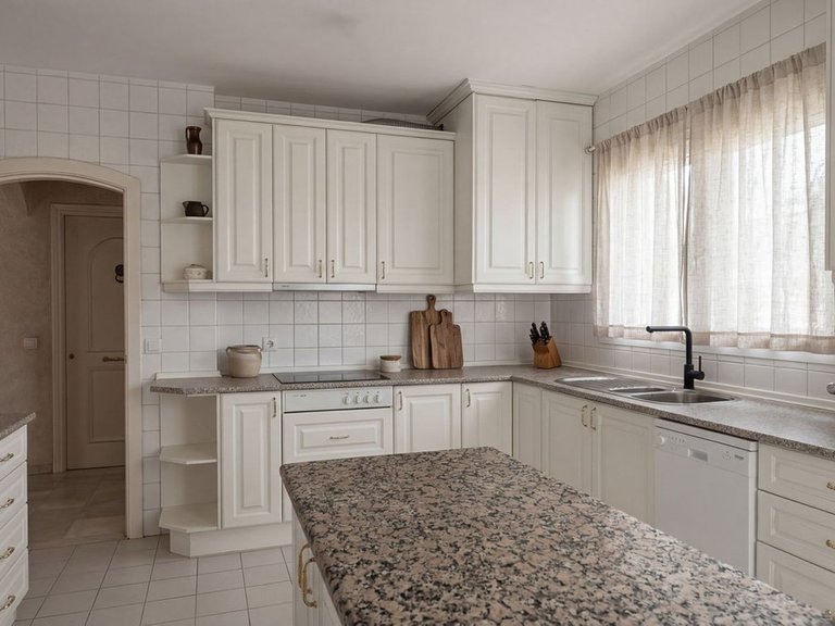 Villa for Sale in Costa del Sol Elviria, Malaga 5
