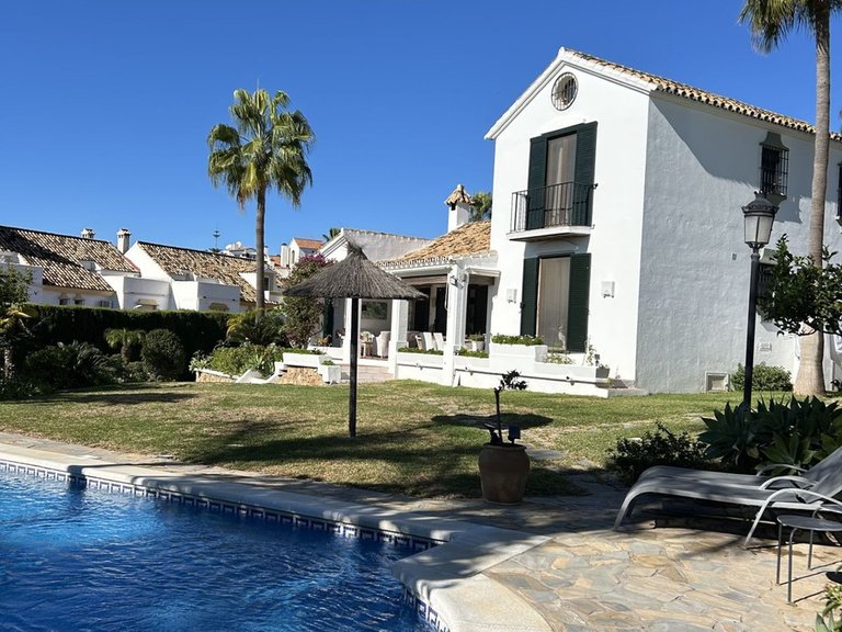 Villa for Sale in New Golden Mile, Malaga 1