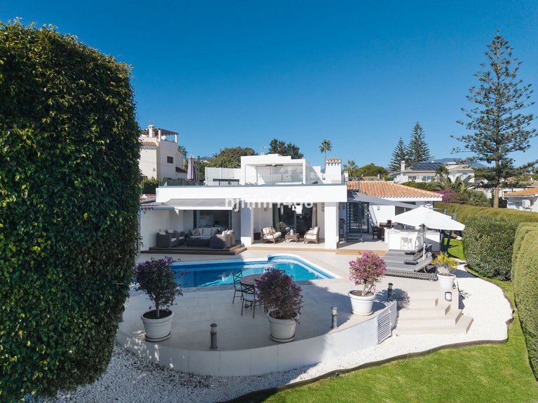 Villa for Sale in Nueva Andalucía, Malaga 1