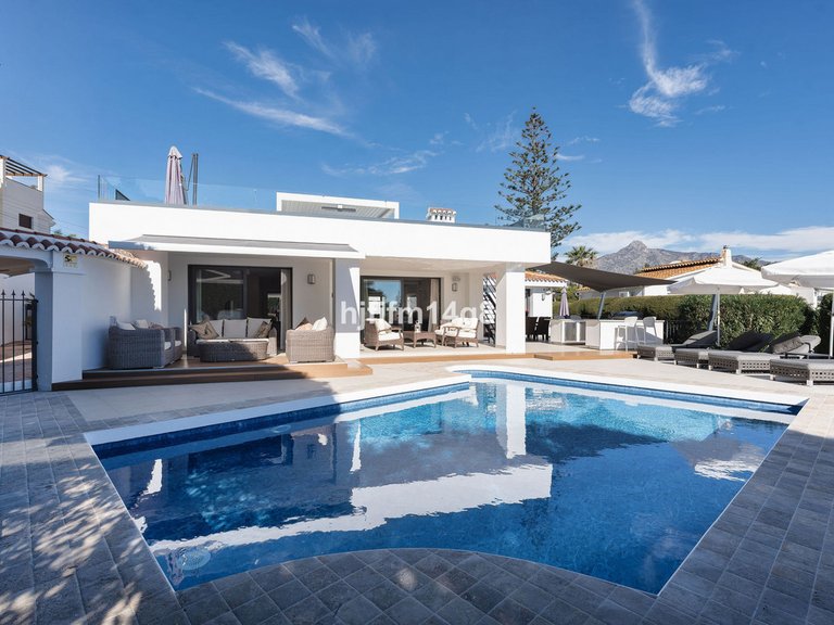 Villa for Sale in Nueva Andalucía, Malaga 19