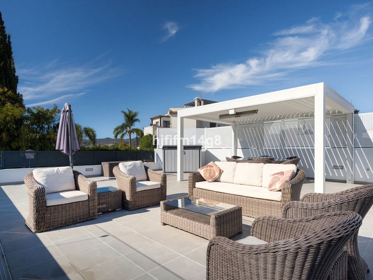 Villa for Sale in Nueva Andalucía, Malaga 28