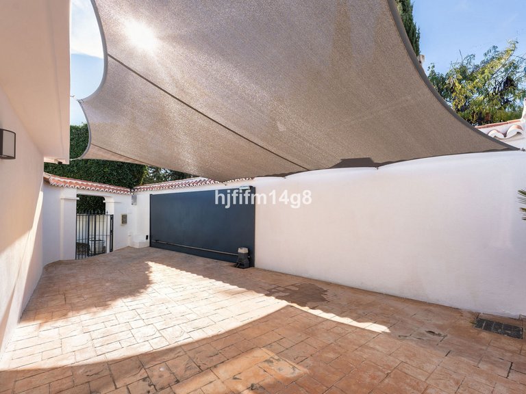 Villa for Sale in Nueva Andalucía, Malaga 31