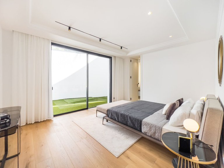 Villa for Sale in The Golden Mile, Malaga 20