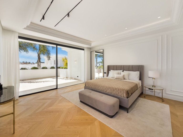 Villa for Sale in The Golden Mile, Malaga 33