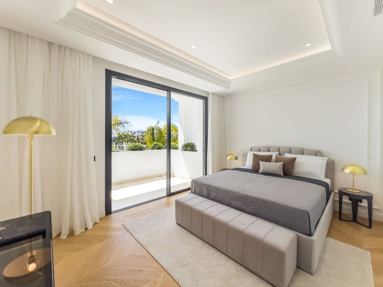 Villa for Sale in The Golden Mile, Malaga 35