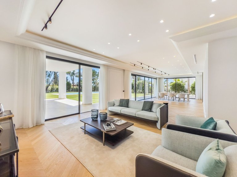 Villa for Sale in The Golden Mile, Malaga 6