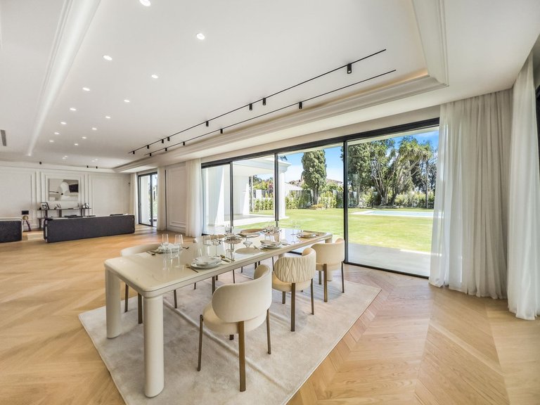 Villa for Sale in The Golden Mile, Malaga 8
