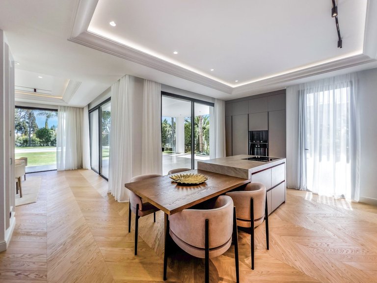 Villa for Sale in The Golden Mile, Malaga 9