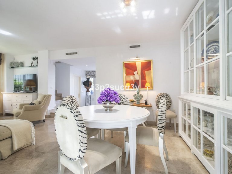 Villa for Sale in Nueva Andalucía, Malaga 10
