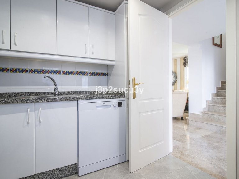 Villa for Sale in Nueva Andalucía, Malaga 16