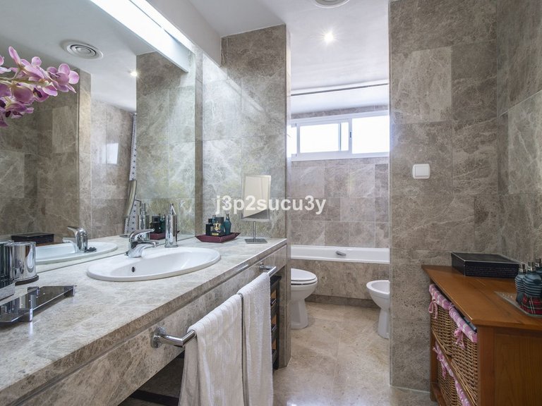 Villa for Sale in Nueva Andalucía, Malaga 20