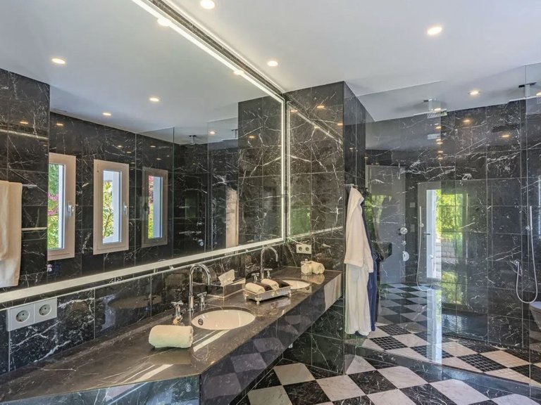 Villa for Sale in Marbella, Malaga 38