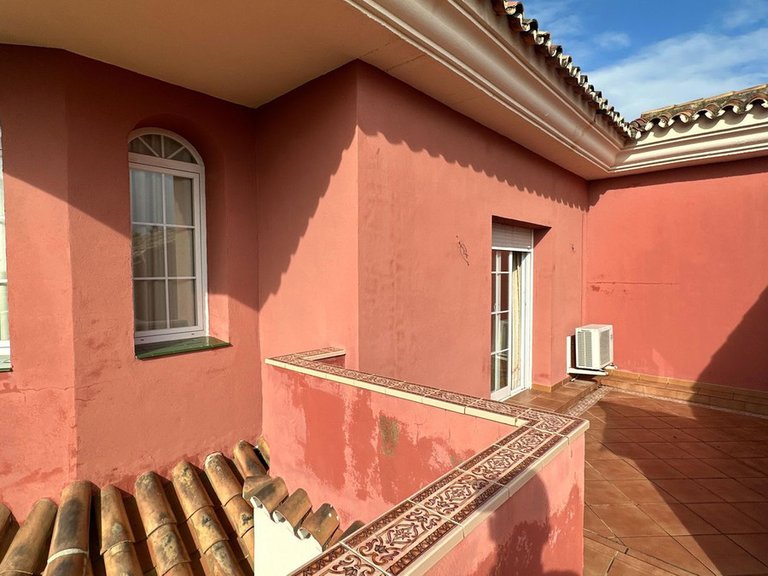 Villa for Sale in New Golden Mile, Malaga 25