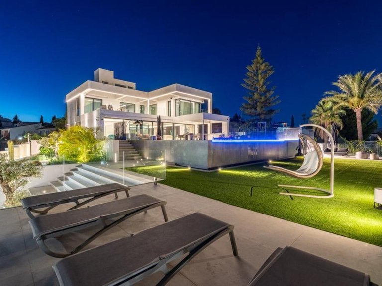 Villa for Sale in Benahavís, Malaga 35