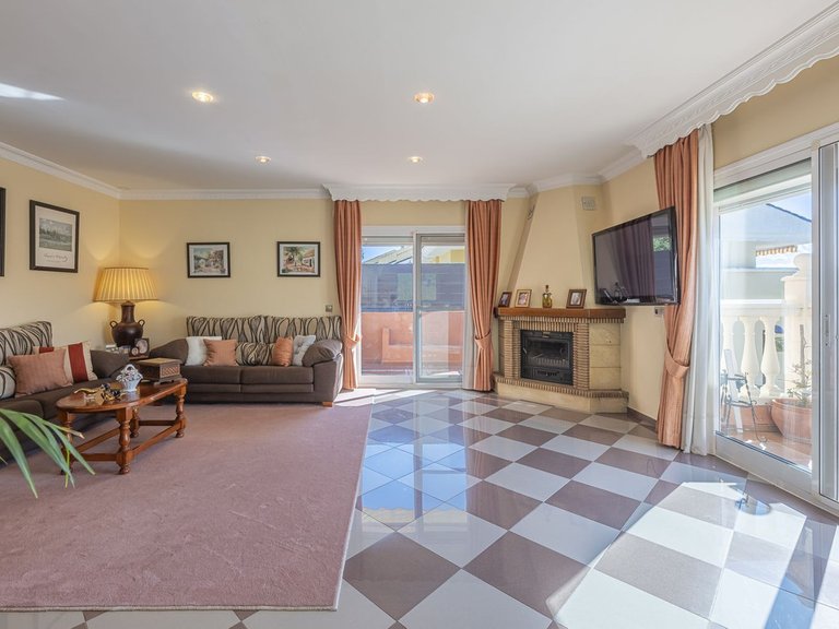 Villa for Sale in La Quinta, Malaga 12