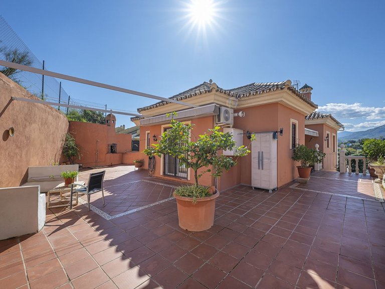 Villa for Sale in La Quinta, Malaga 3
