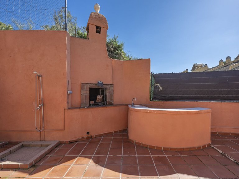 Villa for Sale in La Quinta, Malaga 6
