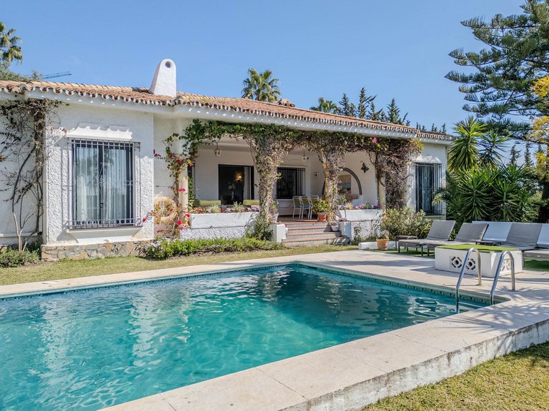 Villa for Sale in El Paraiso, Malaga 1