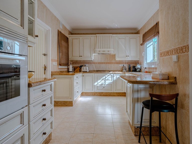 Villa for Sale in El Paraiso, Malaga 10