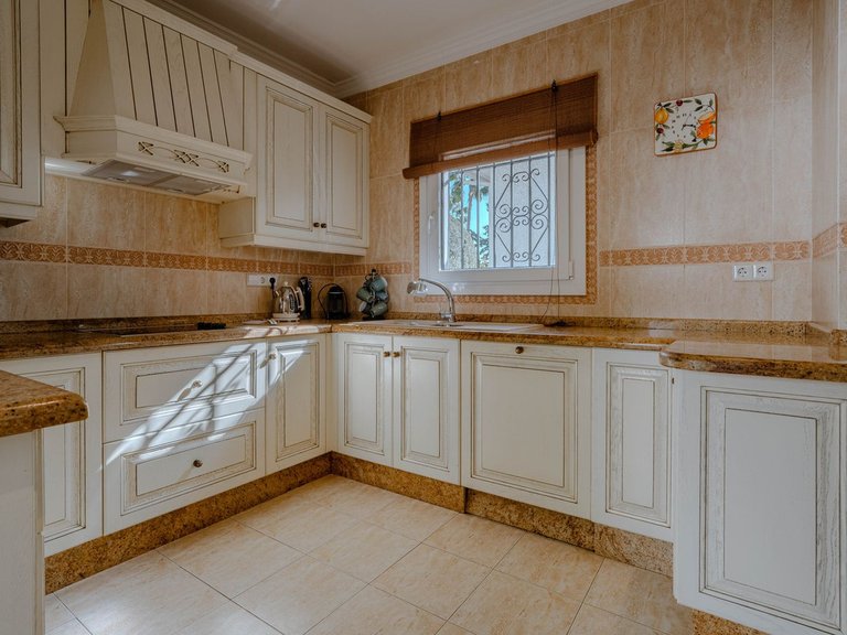 Villa for Sale in El Paraiso, Malaga 11