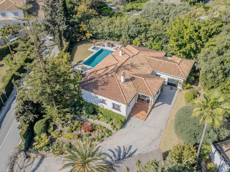 Villa for Sale in El Paraiso, Malaga 39