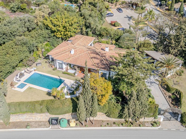 Villa for Sale in El Paraiso, Malaga 40