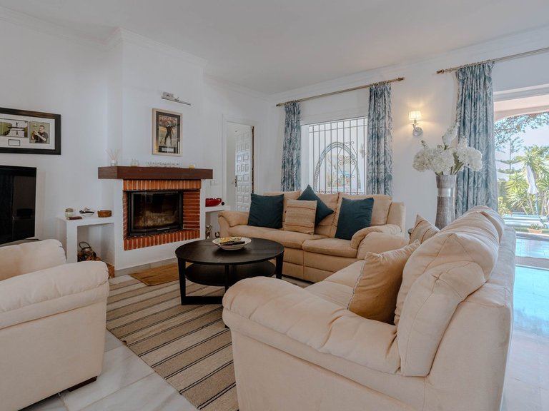 Villa for Sale in El Paraiso, Malaga 6