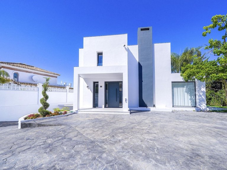 Villa for Sale in Nueva Andalucía, Malaga 27