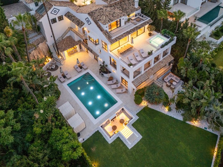 Villa for Sale in Nueva Andalucía, Malaga 1