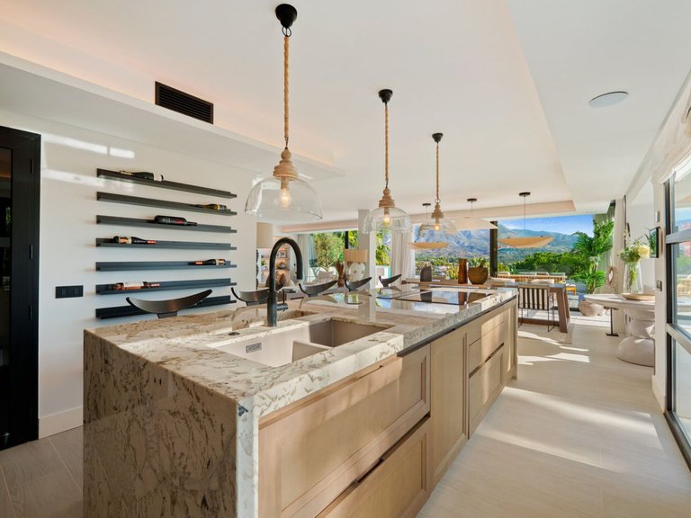 Villa for Sale in Nueva Andalucía, Malaga 9