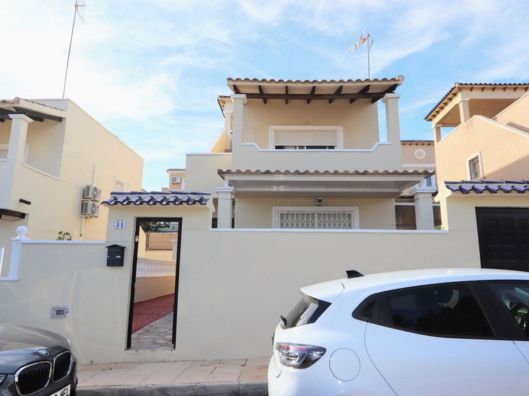 Villa for Sale in Villamartin, Alicante 1