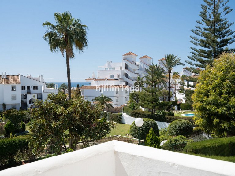 Apartment for Sale in Nueva Andalucía, Malaga 16