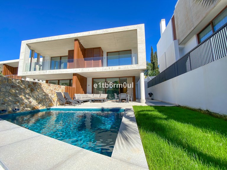 Villa for Sale in The Golden Mile, Malaga 1