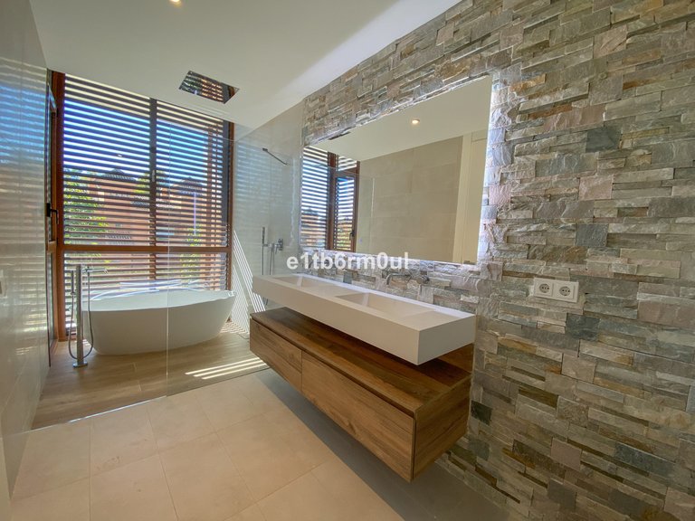 Villa for Sale in The Golden Mile, Malaga 15