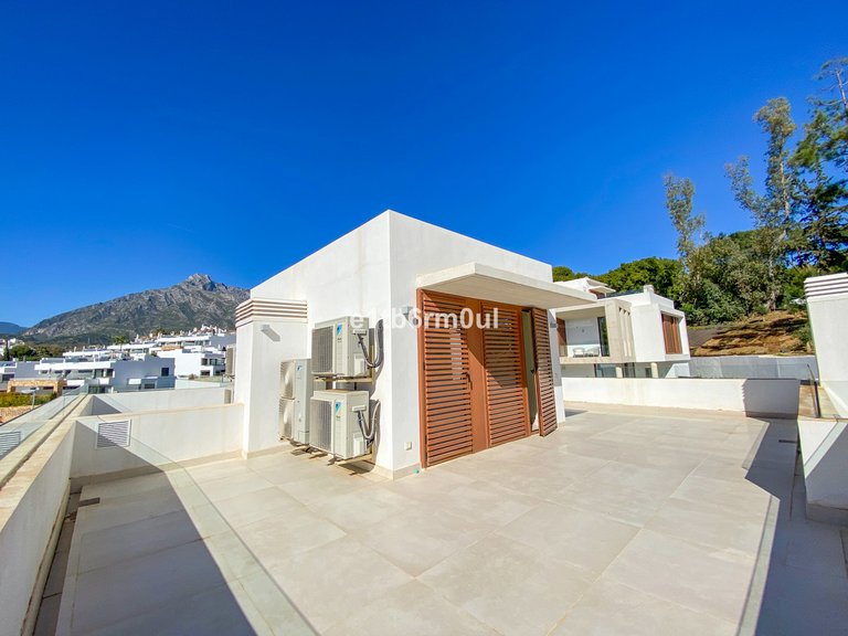 Villa for Sale in The Golden Mile, Malaga 16