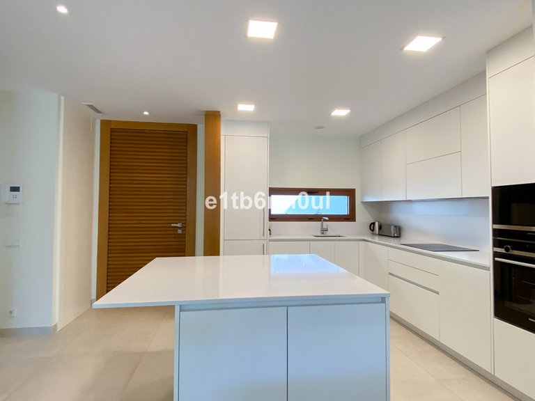 Villa for Sale in The Golden Mile, Malaga 7