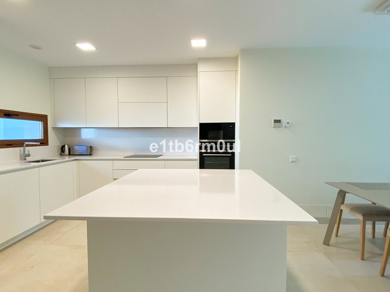 Villa for Sale in The Golden Mile, Malaga 8