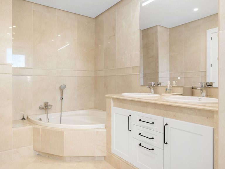 Apartment for Sale in Aloha, Malaga 18