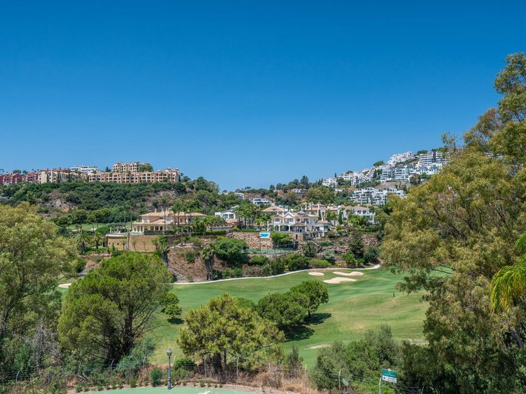 Villa for Sale in La Quinta, Malaga 3