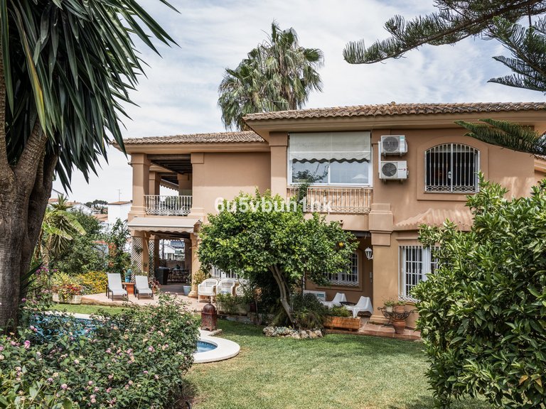 Villa for Sale in El Coto, Malaga 48