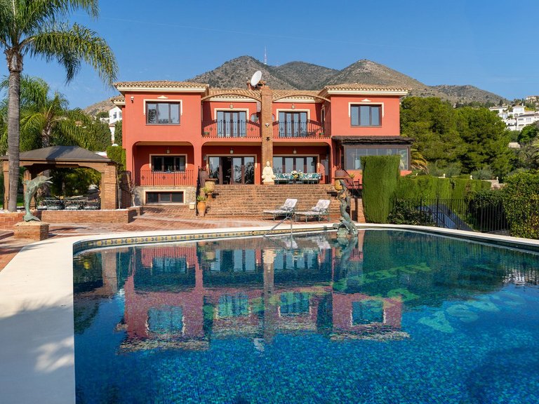 Villa for Sale in Costa del Sol Benalmadena Costa, Malaga 1