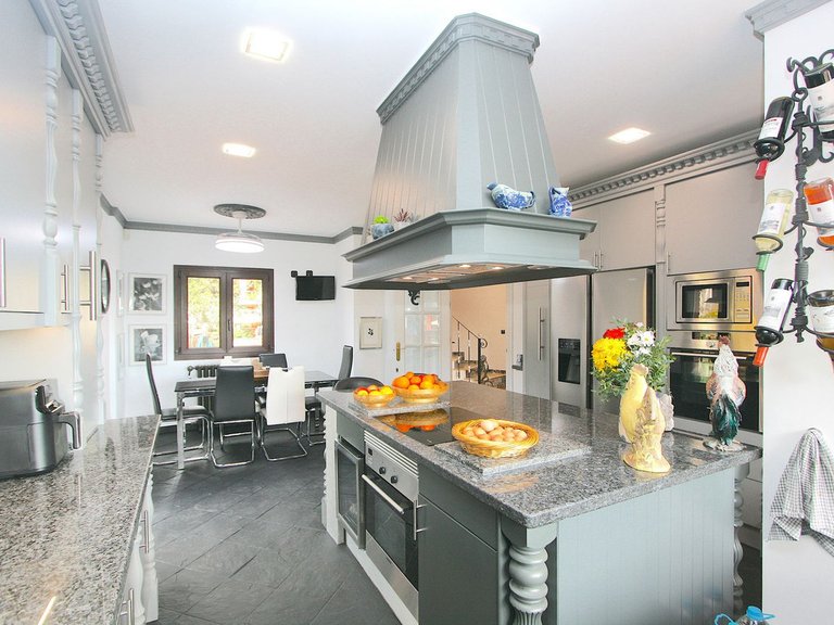 Villa for Sale in Costa del Sol Benalmadena Costa, Malaga 8