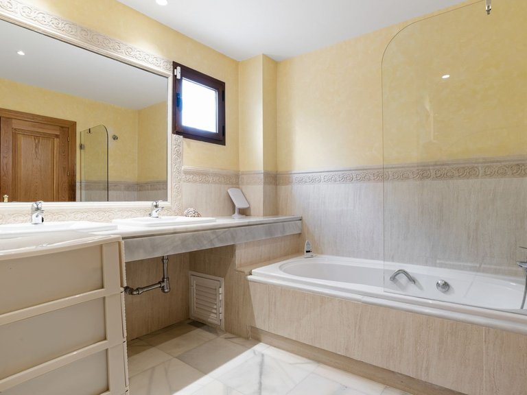 Apartment for Sale in The Golden Mile, Malaga 22
