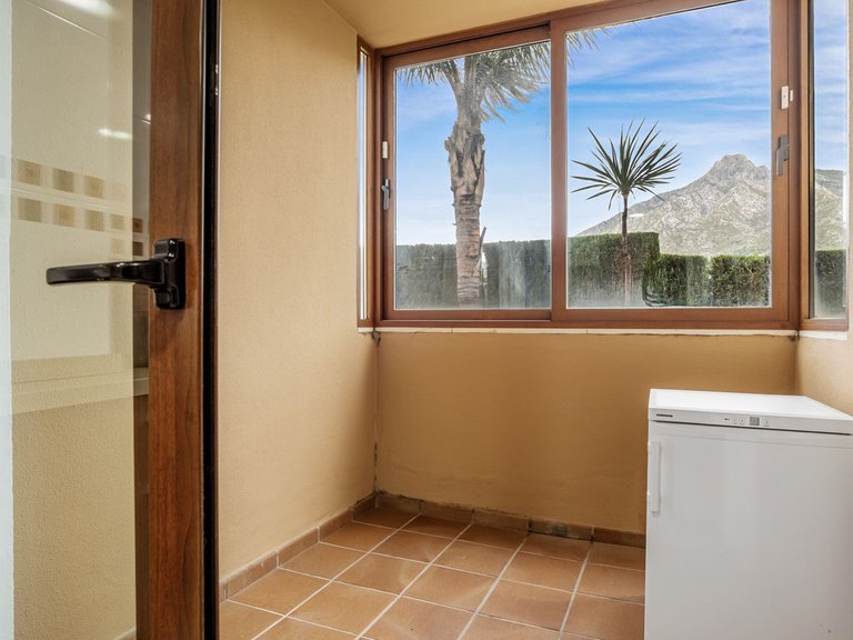 Apartment for Sale in The Golden Mile, Malaga 25