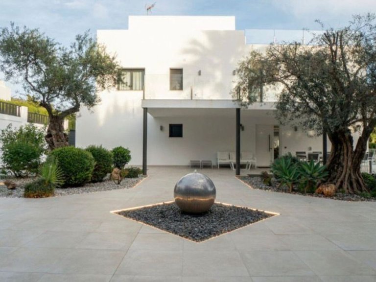 Villa for Sale in Nueva Andalucía, Malaga 1