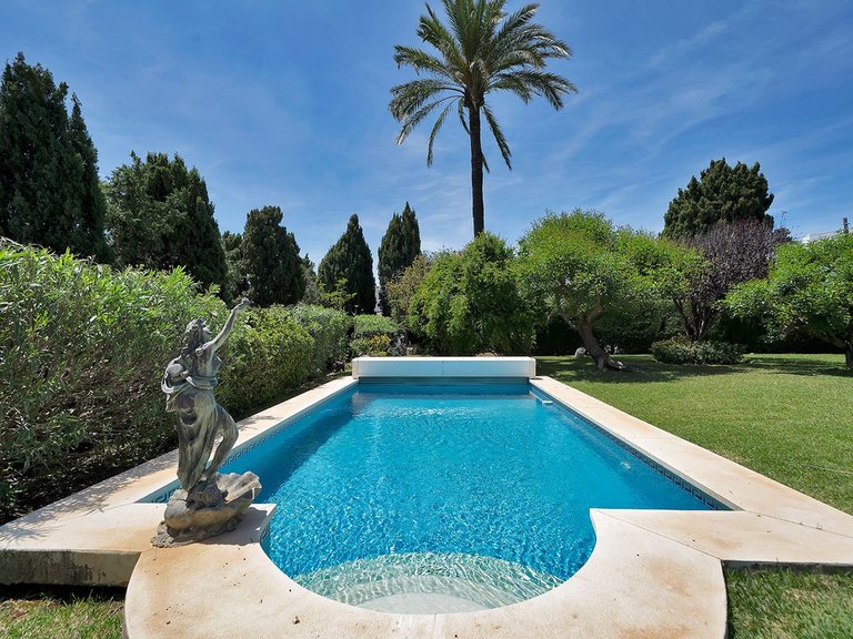 Villa for Sale in El Paraiso, Malaga 1