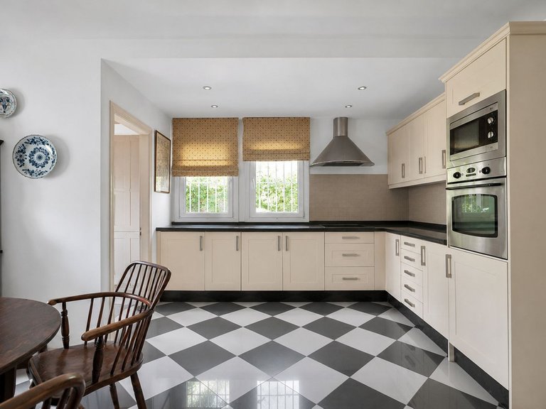 Villa for Sale in El Paraiso, Malaga 10